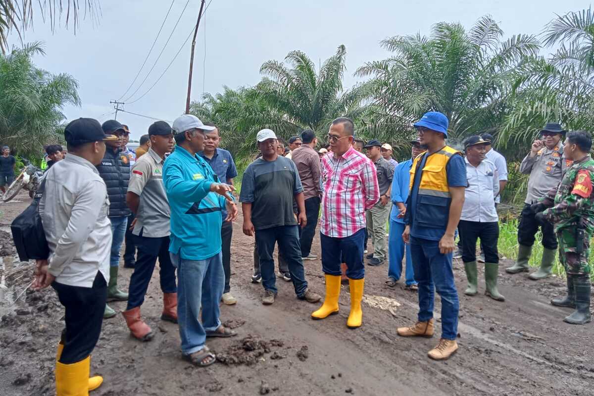 Tinjau Jalan Poros, Pj Bupati Banyuasin Gunakan Dana Inpres untuk Perbaikan