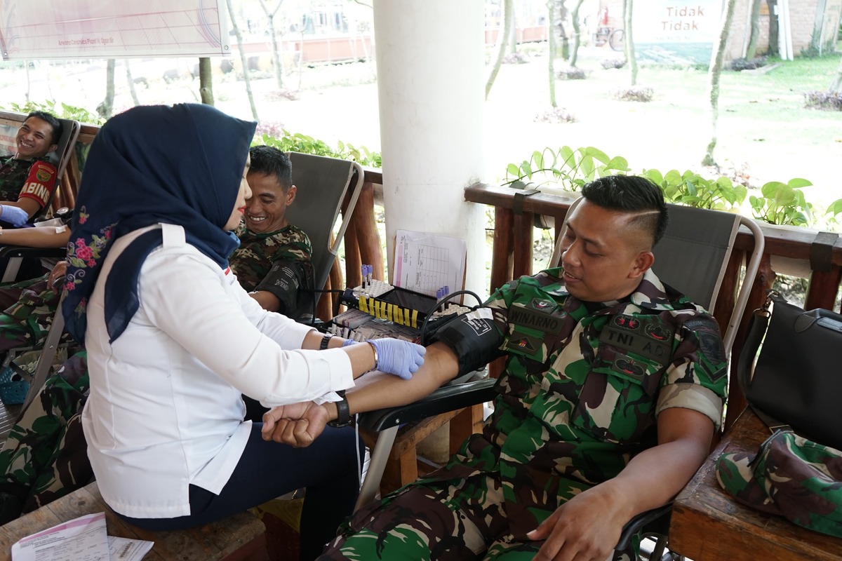 Puluhan Prajurit Kodim 0402-Polres OKI Ikuti Donor Darah HUT PT Arwana Citramulia