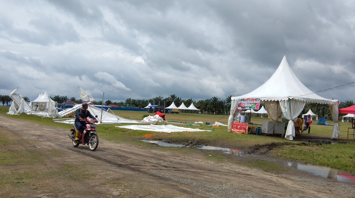 Angin Ribut Terjang Tempat Pameran UMKM Ogan Ilir, Belasan Tenda Stand Ambruk