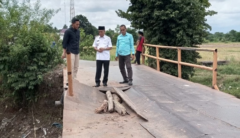 Wabup Ogan Ilir Tinjau Jembatan, Masjid dan Rumah Roboh di Pemulutan Selatan
