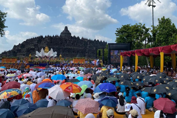 Ribuan Umat Budha Peringati Hari Raya Waisak di Candi Borobudur