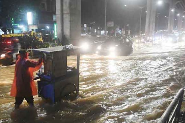 Baru 2 Jam Hujan Deras, Palembang Sudah Dilanda Banjir, Dampak Resapan Terus Berkurang