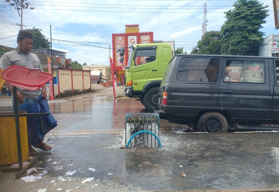 Puluhan Kubik Air Bersih Tirta Ogan  Terbuang Percuma