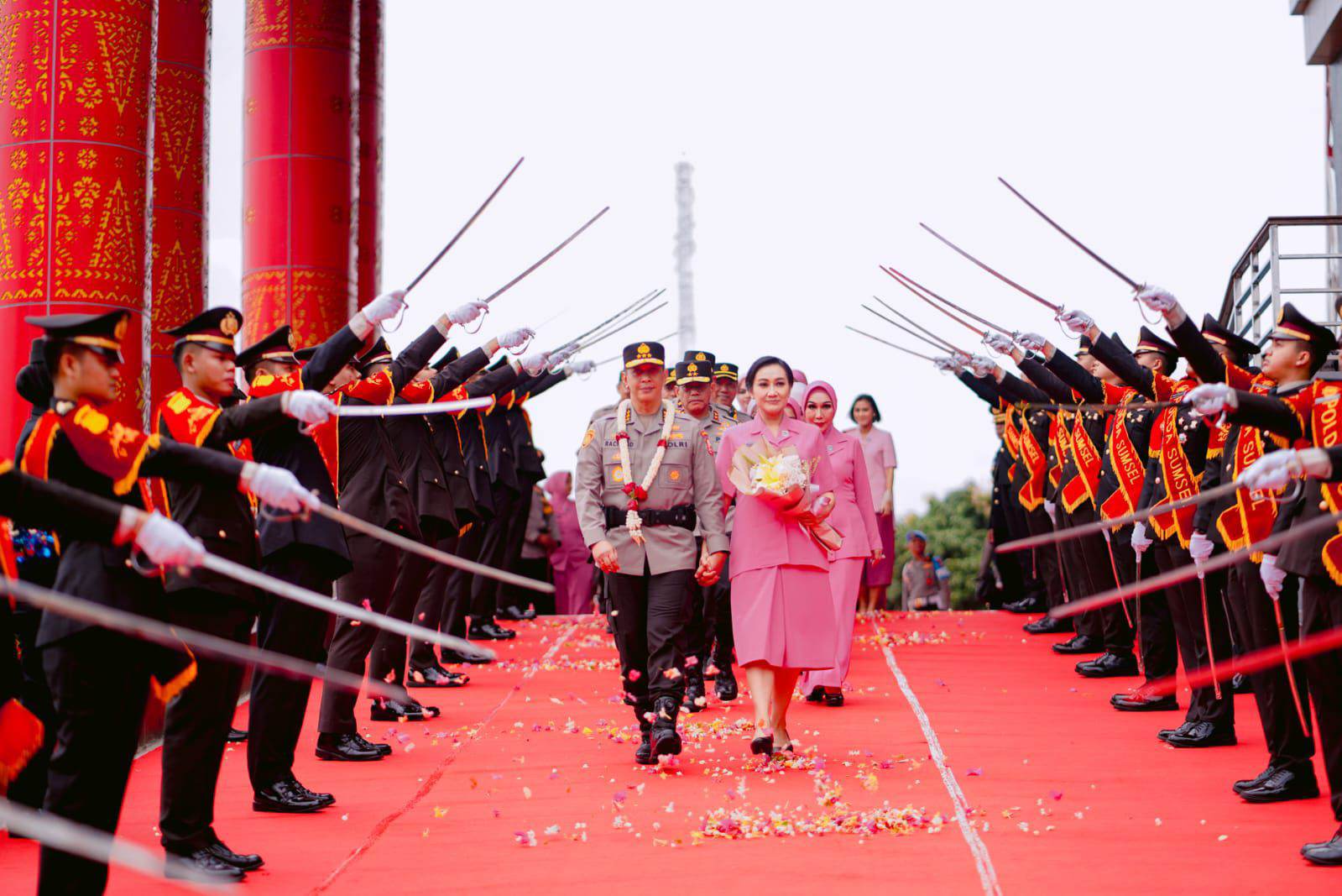 Terharu Biru Mewarnai Pelepasan  Komjen A Rachmad Wibowo dan Istri, Ditandai Tradisi Pedang Pora,