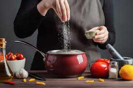 Begini Cara Mengatasi Masakan Keasinan, Tak Perlu Dibuang!