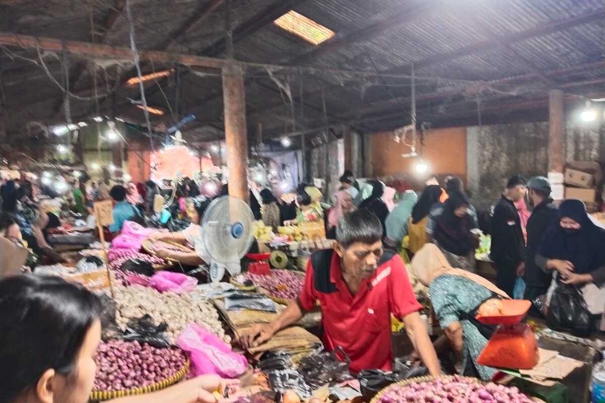 Jelang Lebaran Iduladha 1445 H, Pasar di Palembang Ramai Pengunjung