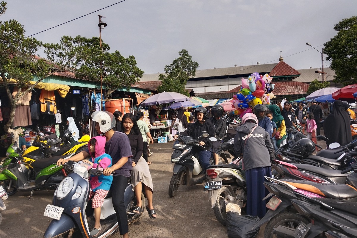 Jelang Tahun Baru 2025, Pasar Tradisional di Palembang Ramai