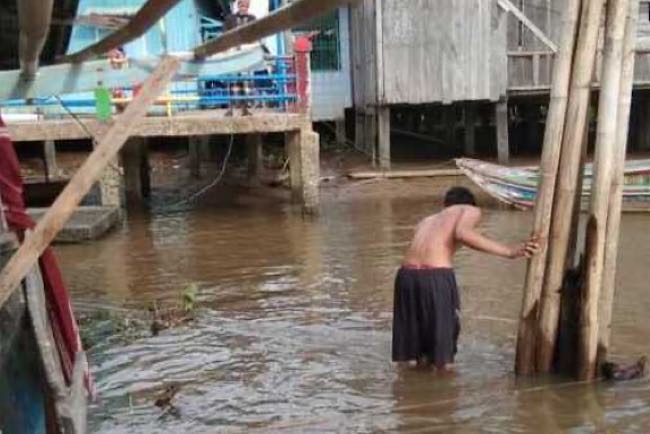 Kapal Wisata Tabrak Rumah Rakit Milik Warga di Tepian Sungai Musi