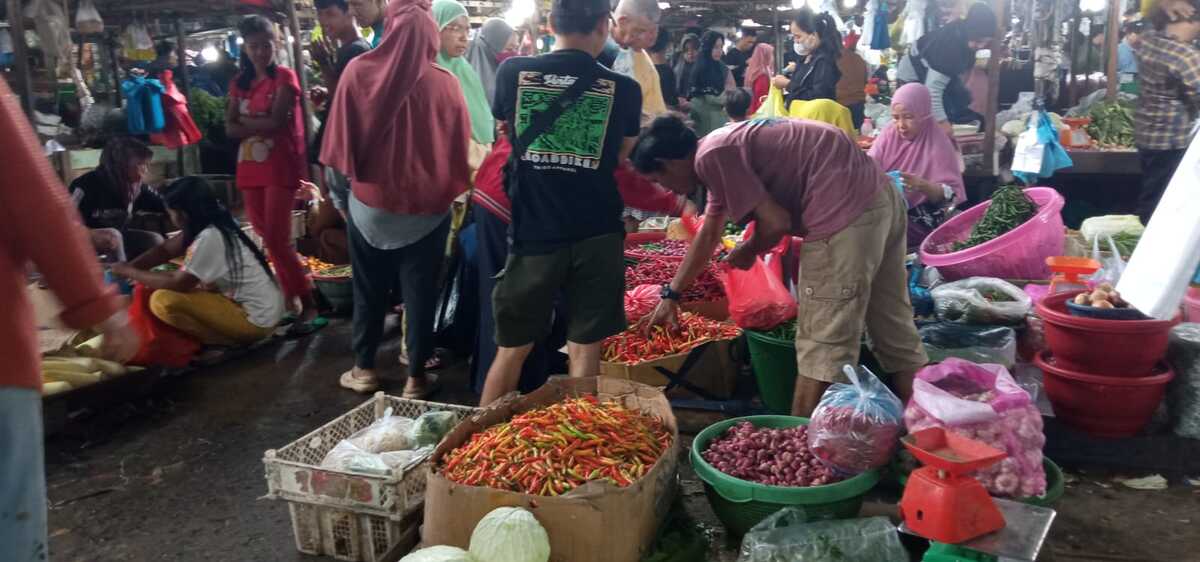 Pj Wako Palembang Tinjau Operasi Pasar Murah di Kalidoni