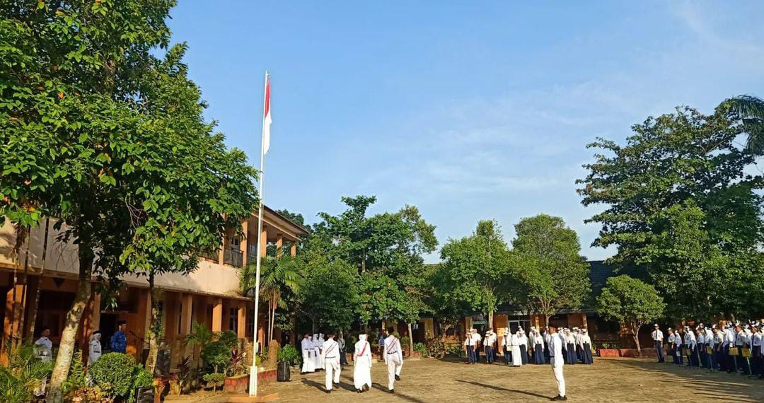 SMPN 54 Palembang Laksanakan Upacara HUT Kemerdekaan, ini Amanat Kepsek