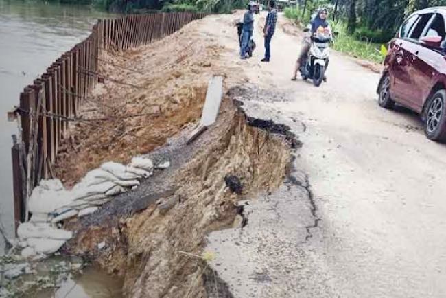 Jalan Antara 2 Desa di Perbatasan OKI dan Ogan Ilir Terkikis Parah, Jika Tak Hati-hati Pengendara Masuk Sungai