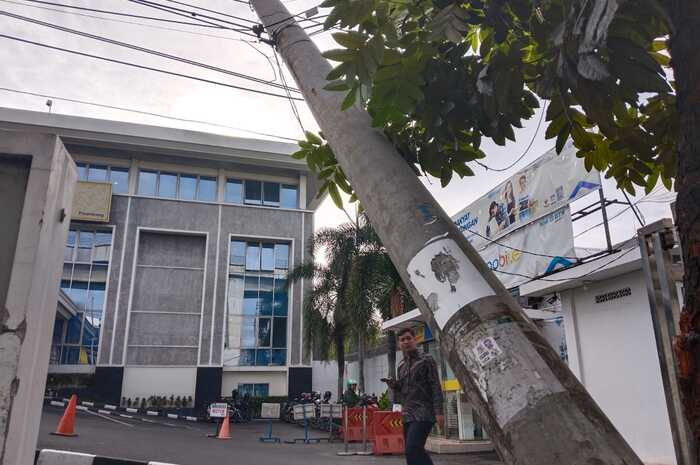 Tiang Listrik di Palembang Jadi Korban Tabrak Lari