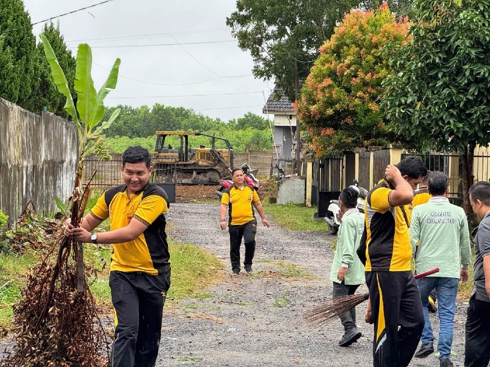 Arahan Presiden RI Peduli Kebersihan, Polres Ogan Ilir dan jajaran Polsek Aksi Bersih-Bersih