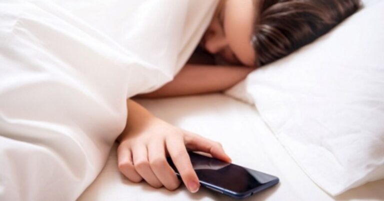 Waspada! ini 4 Dampak Menaruh Smartphone diatas Kepala Saat Tidur 