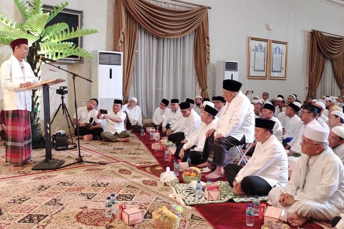 Hadiri Haul Ibunda H Halim, UAS Puji Syiar Islam Palembang