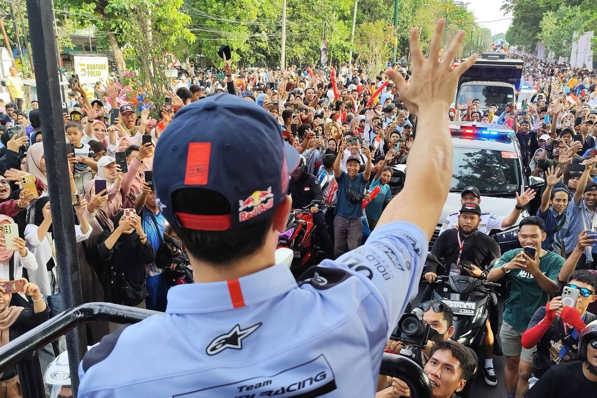 Pebalap MotoGP Terkesima Sambutan Warga Lombok saat Ikuti Parade