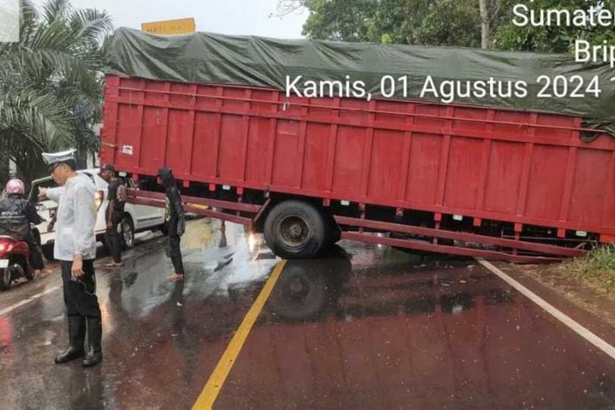 Fuso Terperosok, Jalintim Palembang-Betung Macet Total