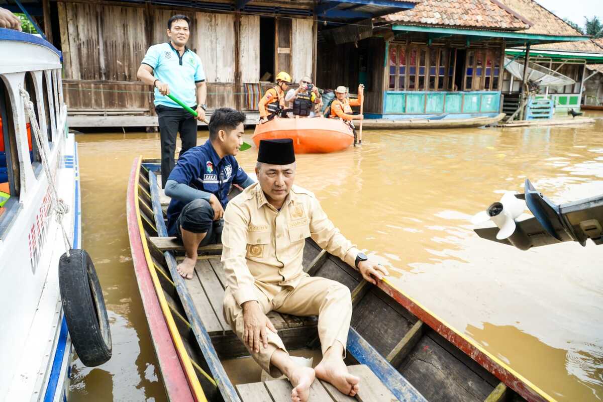 Gunakan Perahu, Pj Bupati Muba Berikan Bantuan Korban Banjir