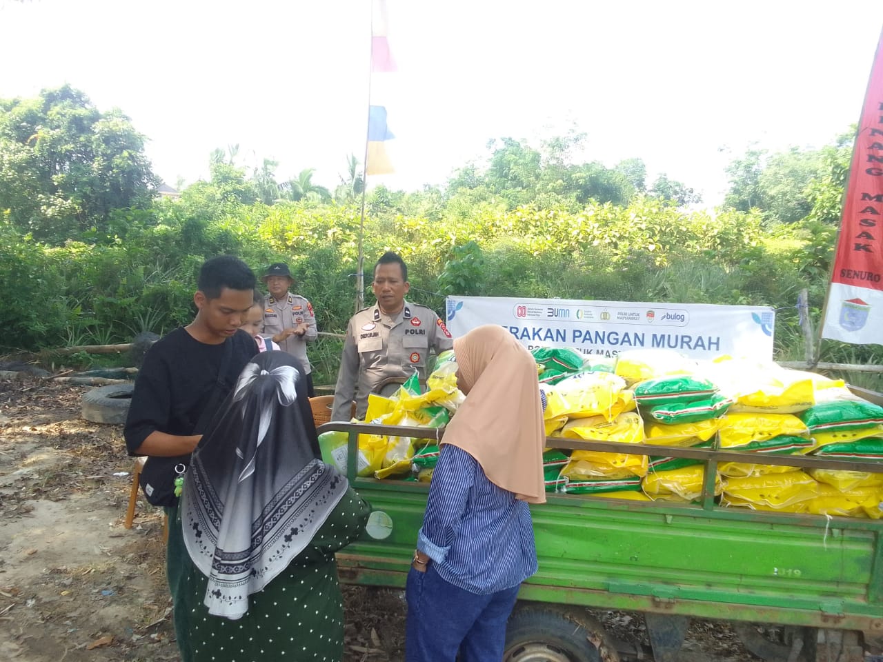 Polres Ogan Ilir Gelar Gerakan Pangan Murah di Desa Senuro Barat