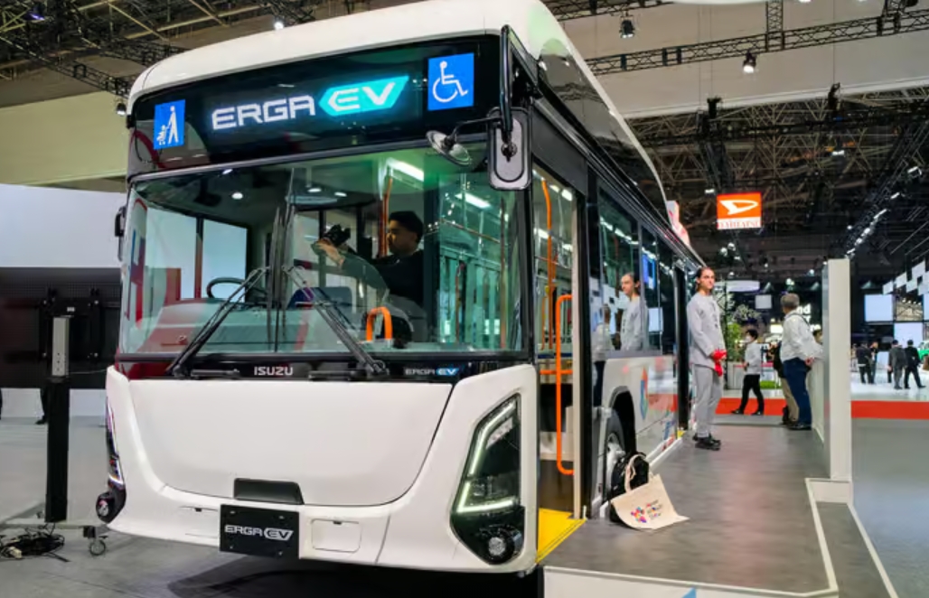 Isuzu Luncurkan Erga EV Bus Listrik dengan Lantai Datar yang Peduli Lingkungan dan Disabilitas 