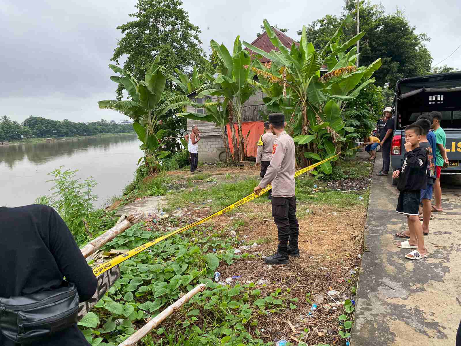 Personel Polsek Tanjung Raja Gercep Tangani Longsor di Desa Serijabo