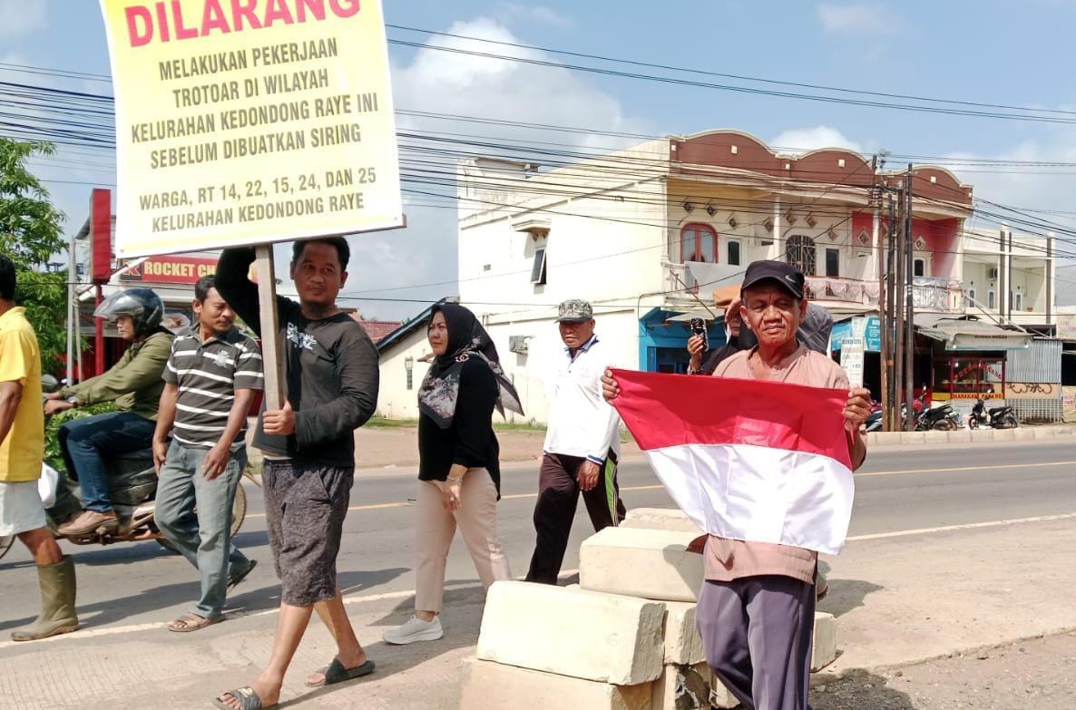 Warga 4 RT Pangkalan Balai Protes Pembangunan Trotoar Tanpa Bangun Siring