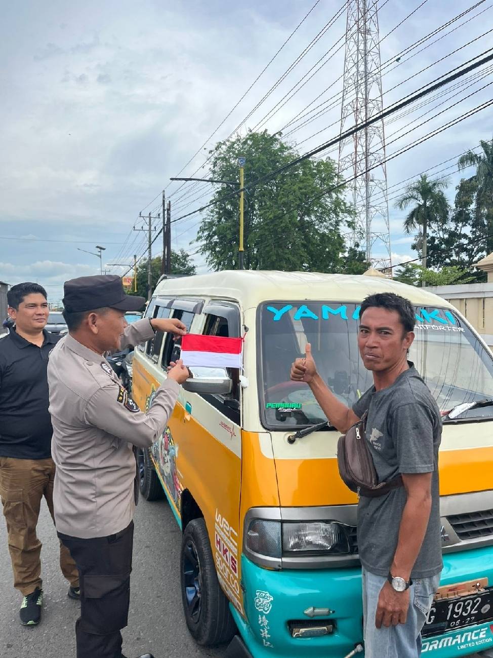 HUT ke 80 RI,  Sat Intelkam Polres Ogan Ilir dan Polsek Indralaya Pasang Bendera Merah Putih di Kendaraan 