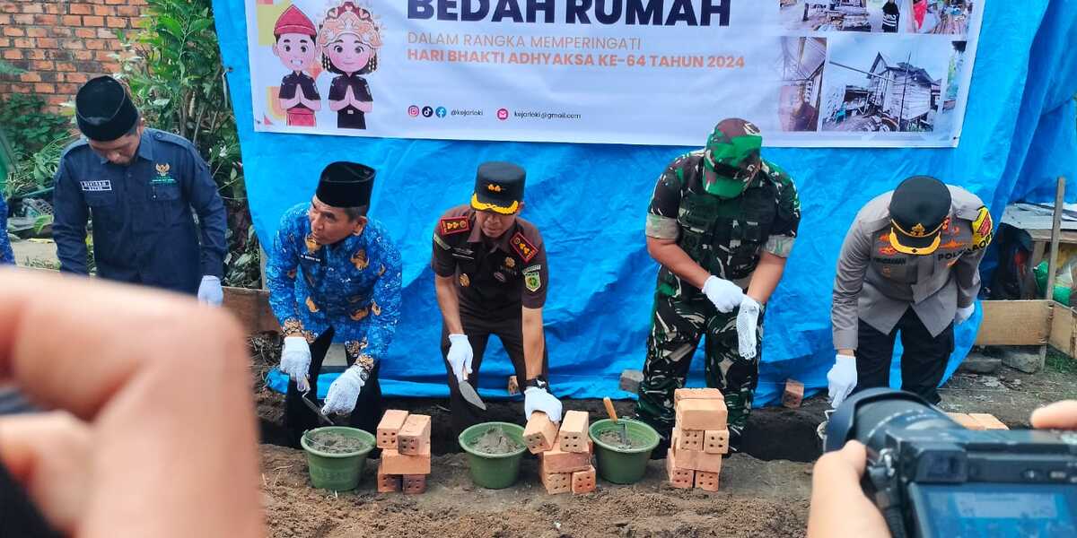 HUT Adhyaksa ke-64, Kejari OKI Bedah Rumah Warga