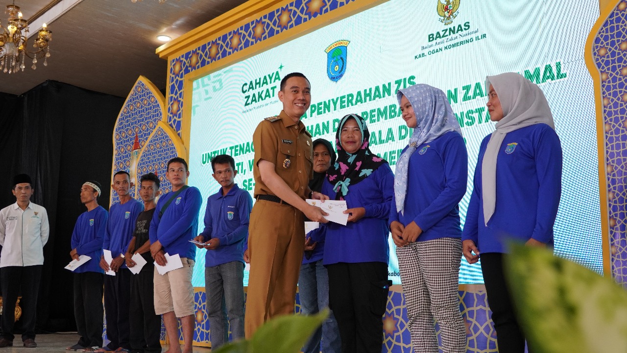 356 Petugas Kebersihan Terima Zakat dari Baznas OKI