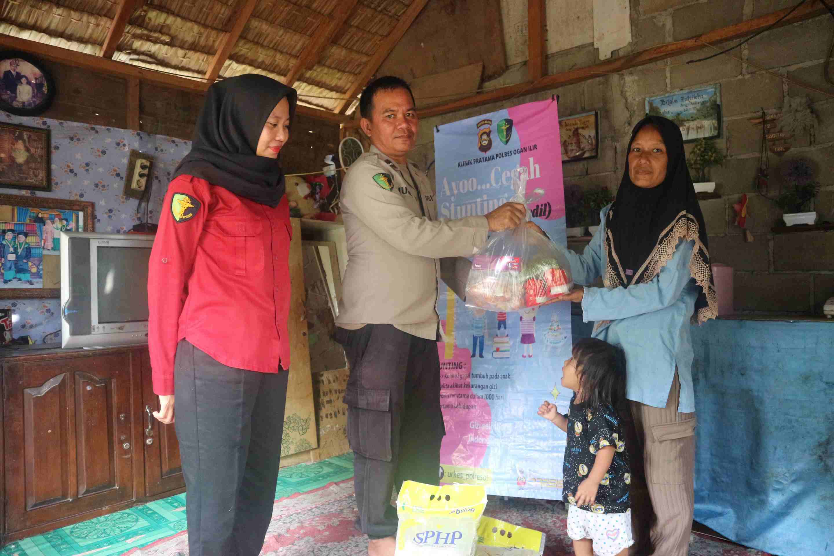 Dokkes Polres Ogan Ilir Berikan Makanan Bergizi Untuk Anak Stunting