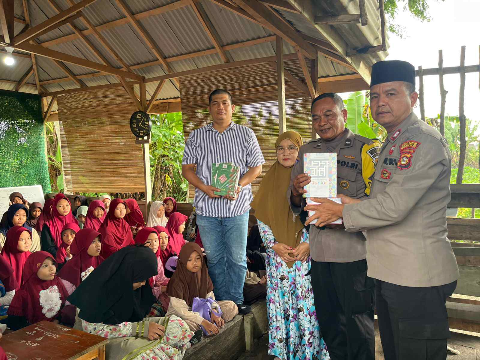 Polsek Indralaya  Bagikan Alquran Ke Rumah Tahfidz Ammalatul Quran Yatim Duafa