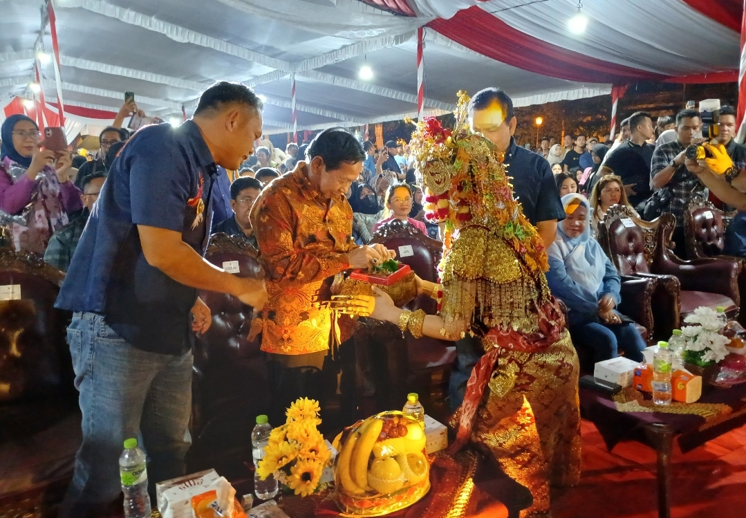 Ribuan Warga Kota Palembang Padati  Benteng Kuto Besak: Saksikan Festival Sungai Musi 2025