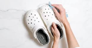 10 Tips Membersihkan Crocs Simpel Supaya Terlihat Baru Terus!