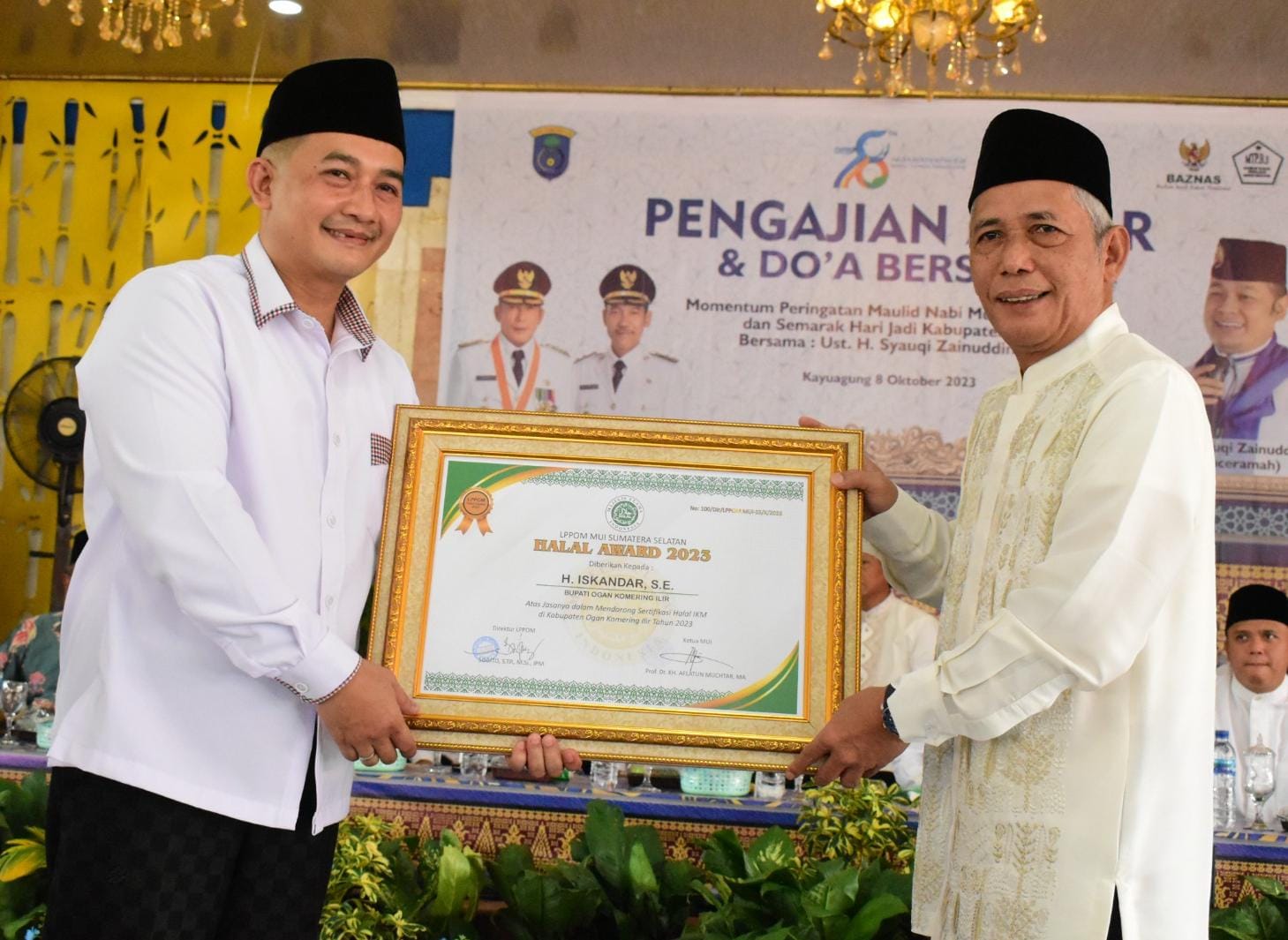 Terapkan UMKM jadi Kunci Ekonomi Industri Halal, Bupati OKI Terima Halal Award dari MUI