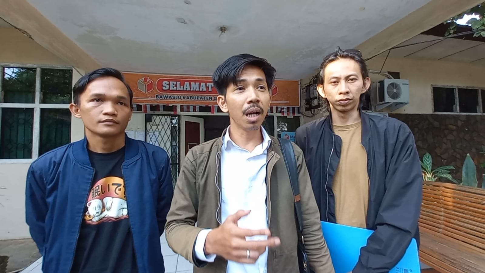 Datangi Bawaslu, Tim Advokasi Paslon MURI Dampingi Gandi Laporkan Oknum Sekretariat PPS Mataram Jaya 