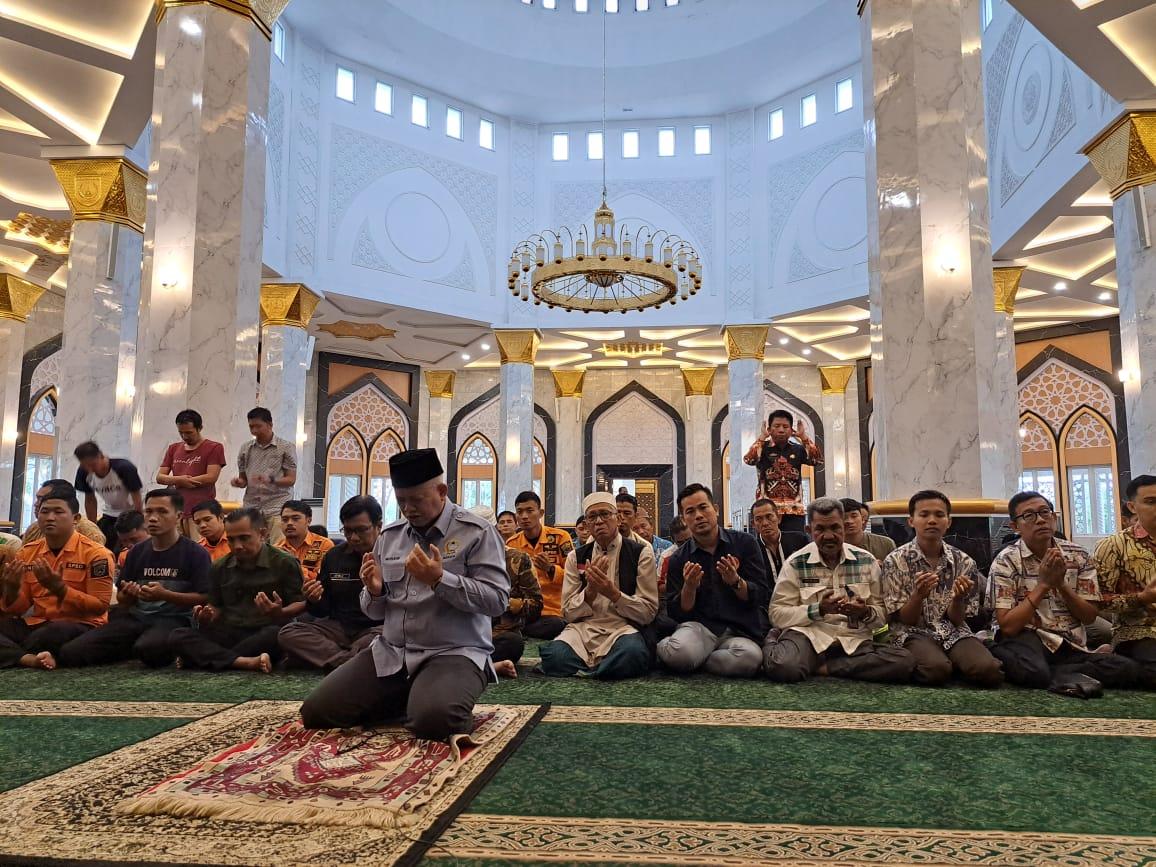 Sekda Ogan Ilir Jadi Imam Masjid Agung An-Nur