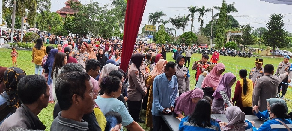 Polres Ogan Ilir Gelar Pasar Murah Bersama PT SPF untuk Stabilkan Harga Jelang Ramadan