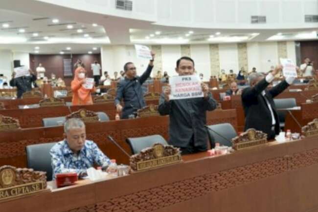 Cara Unik PKS di Parlemen Tolak BBM, Bentang Poster: 'Rakyat Baru Saja Pulih Dihantam Pandemi'