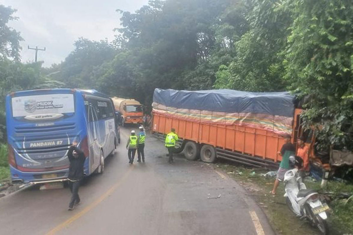 Handoyo Adu Kambing dengan Tronton di Jalintim Palembang-Jambi, Sopir Bus Meninggal