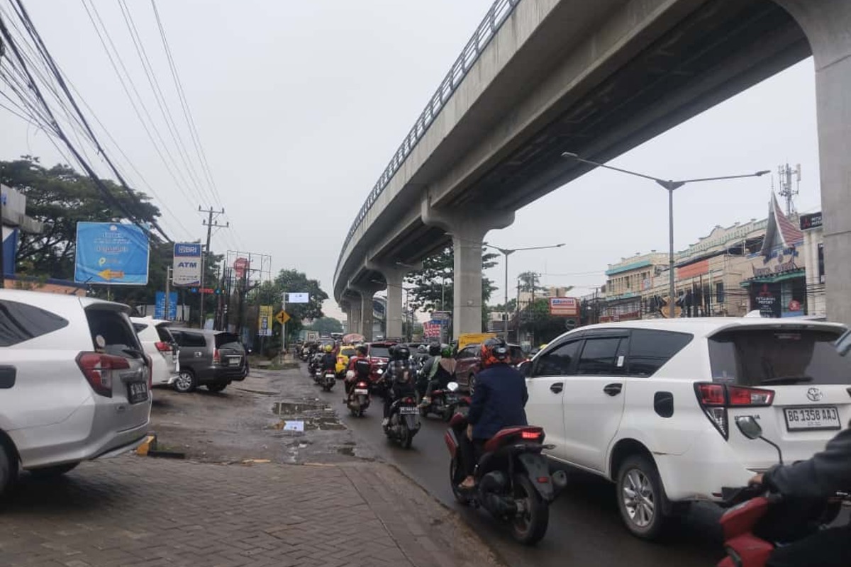 Penumpukan Kendaraan, Jl Kolonel H Barlian Macet 3 km