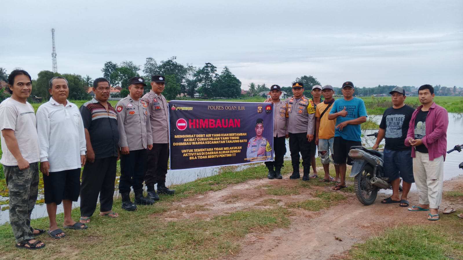 Polsek Tanjung Batu Pasang Spanduk, Himbau Jangan Mandi Di Sungai