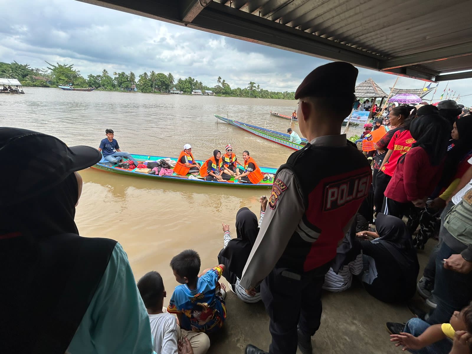 Polsek Pemulutan  Lakukan Pengamanan Perlombaan Perahu Bidar Mini di Desa Sembadak Ogan Ilir