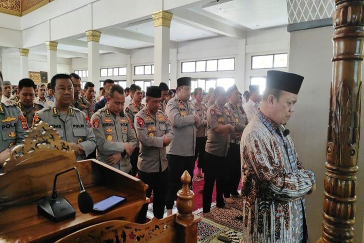 Salat Ghaib untuk Affan Kurniawan di Polda Jabar Dipimpin Guru Besar UIN 