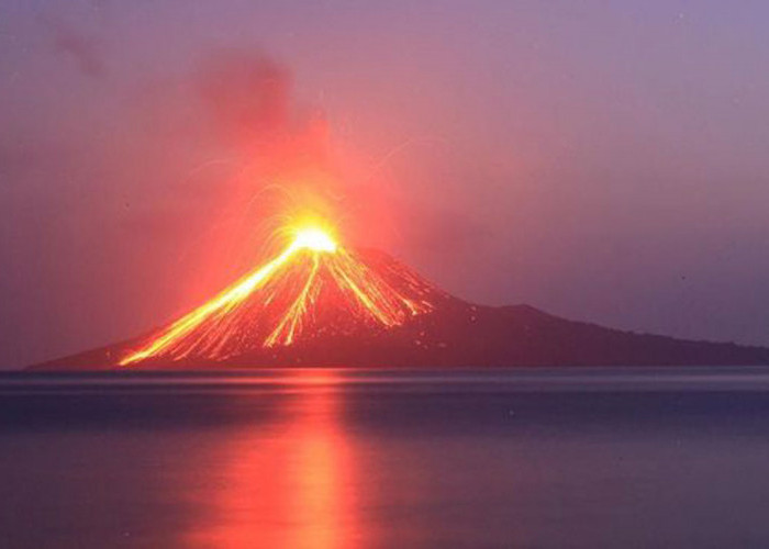 Gunung Anak Krakatau Meletus, PVMBG Himbau Warga tak Lakukan Aktivitas Radius 5 km