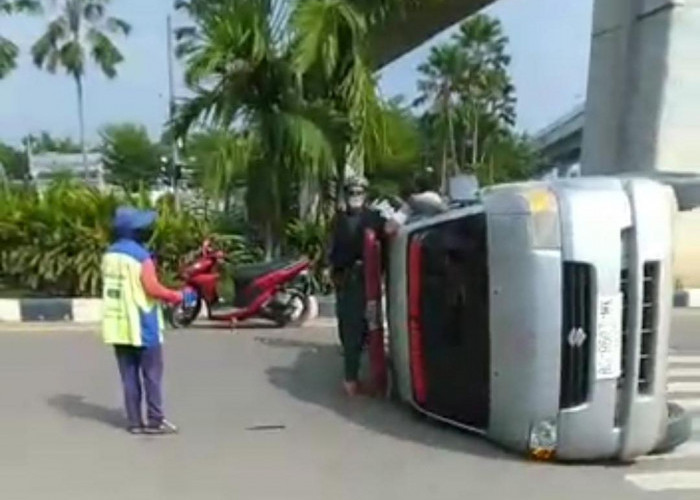 Mobil Ambulance Angkut  Jenazah Terguling, Akibat Tabrakan