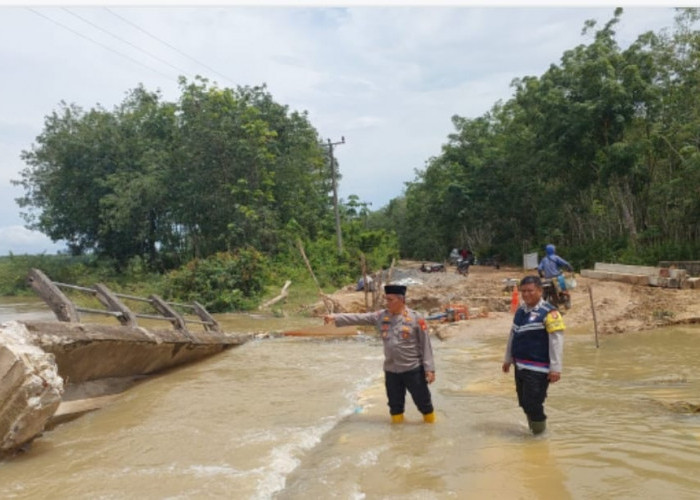 Tak Lagi Digunakan Jembatan Naning Tanjung Sari 1 Roboh Diterjang Banjir 