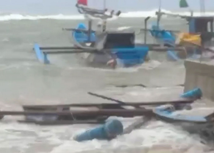 Banjir Rob Melanda Pelabuhanratu, 57 KK Mengungsi
