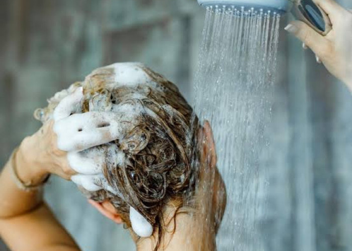 Sebaiknya Keramas atau Sabunan Dulu? Inilah Urutan Mandi yang Benar untuk Kulit Sehat nan Bersih