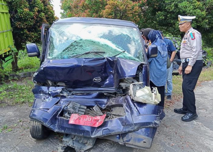 Mobnas Pemkot Pagaralam Hantam Innova di Prabumulih