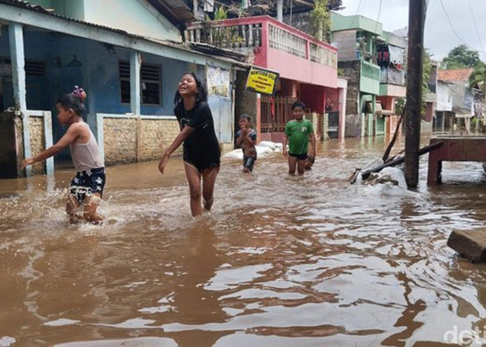 Sungai Ciliwung  Meluap, Warga Jakarta Kembali Dikepung Banjir